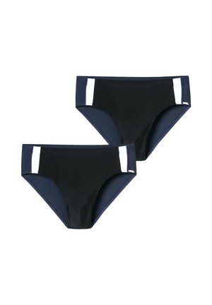 Dwie czarne i granatowe kąpielówki z białymi pionowymi paskami po bokach, przedstawione na białym tle.