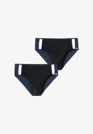 Deux slips de bain noirs et bleu marine avec des rayures verticales blanches sur les côtés, présentés sur un fond blanc.