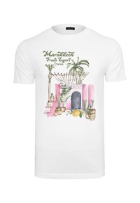 Hvid T-shirt med et akvarelprint af en marokkansk scene med palmetræer, potter og en lyserød mur, mærket "Marrakech Fruits Export."