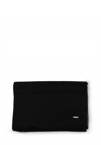 Écharpe noire en tissu doux, avec des bords effilochés et une petite étiquette métallique. Forme rectangulaire avec une texture lisse.