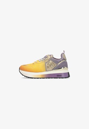 Sneaker giallo e viola con tessuto testurizzato, accenti metallici, suola spessa con battistrada nera e marchio "LIU·JO" sul lato.