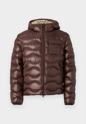 Doudoune brune avec capuche, design matelassé et fermeture éclair à l'avant. Comprend une poche poitrine et des poches latérales zippées avec des poignets élastiques.
