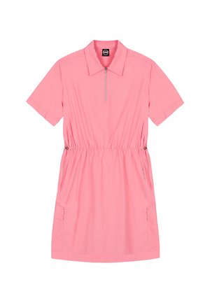 Vestido rosa de manga corta con cuello, cremallera frontal, cintura elástica y dos bolsillos laterales sobre fondo blanco.
