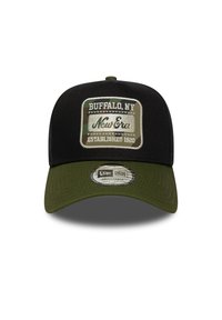 Čierna čiapka s green okrajom, s vyšitým nášivkom zobrazujúcim "Buffalo, NY" a "New Era Established 1920" v béžovej a zelenej farbe. Nastaviteľná veľkosť.