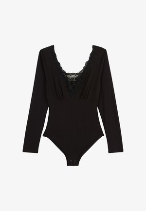 Bodysuit noir à manches longues, avec un décolleté en V profond et des garnitures en dentelle. Texture lisse et fermeture à pression au fond. Design simple.