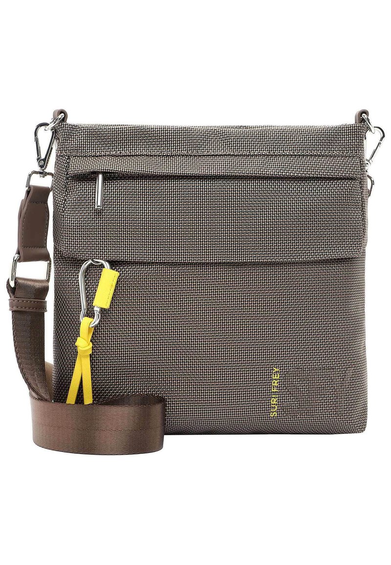 Borsa a tracolla in tessuto grigio intrecciato con tasca anteriore con zip, tracolla regolabile marrone e un'accento giallo sul tirazip. Forma rettangolare compatta.