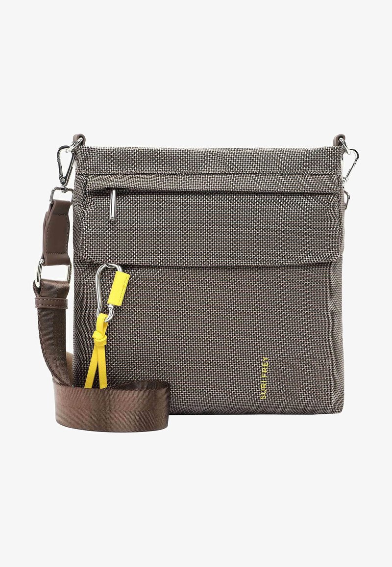Borsa a tracolla in tessuto grigio intrecciato con tasca anteriore con zip, tracolla regolabile marrone e un'accento giallo sul tirazip. Forma rettangolare compatta.