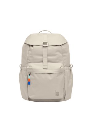 Hellbeiger Rucksack mit Fronttasche, oberer Klappe, die durch eine Riemenschnalle gesichert ist, Seitentaschen und mehrfarbigem Reißverschlussanhänger an der Fronttasche.