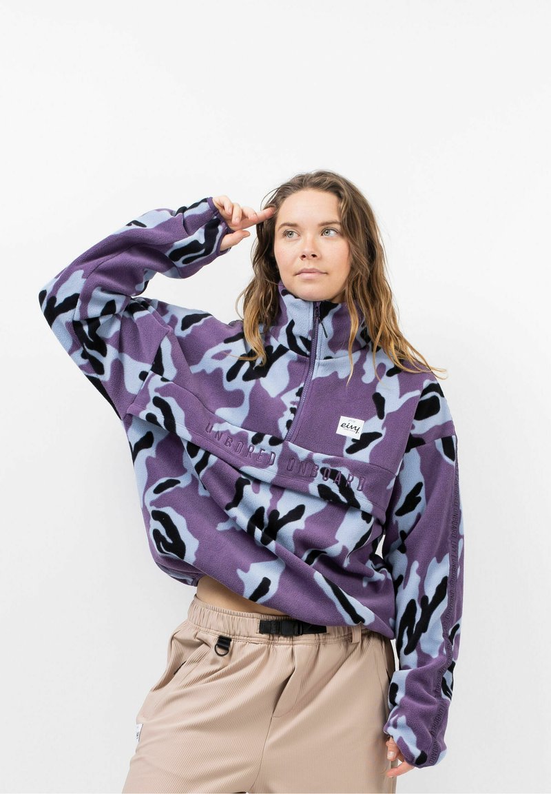 Lila und blaue Camo-Fleece-Pullover mit hohem Kragen, Viertelreißverschluss und vorderer aufgesetzter Tasche, mit besticktem Textdetail.