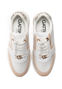 Vita och beiga träningsskor med nät- och lädermaterial, med guldaccent, tjocka sulor och en märkesinläggssula.