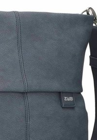 Borsa a mano in pelle grigia con finitura testurizzata, caratterizzata da una cucitura orizzontale e un'etichetta con logo. Include una tracolla staccabile per una portabilità versatile.
