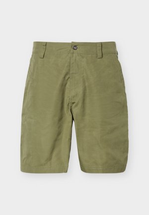 Shorts longueur genou de couleur vert olive avec bouton frontal, passants de ceinture, poches latérales et design uni sur un fond clair.