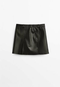 Mini-jupe en cuir synthétique noir avec passants de ceinture, coutures sur le panneau avant et une fente centrale devant, sur fond blanc.