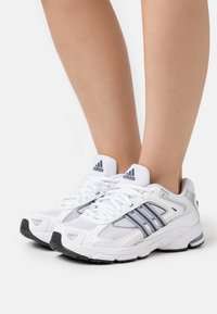 adidas Originals - RESPONSE CL - Športni copati - footwear white/grey five/core black Miniaturna slika 1