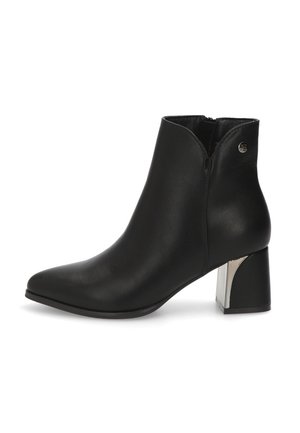 Botas de tobillo de cuero negro con punta afilada y tacón bloque plateado de altura media. Presenta una cremallera lateral para facilitar el uso.