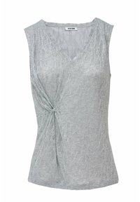 Stříbrný top bez rukávů s výstřihem do V, s propleteným detailem na levé straně a texturovanou, třpytivou tkaninou. Značka: Salsa Jeans.
