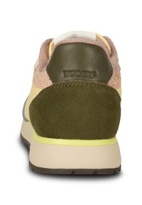 Sneaker aus Mischmaterialien in Pink, Grün und Blau. Gepolsterte Ferse, strukturierte Wildlederakzente und eine gelbe Sohle. Markenlogo auf der Ferse.