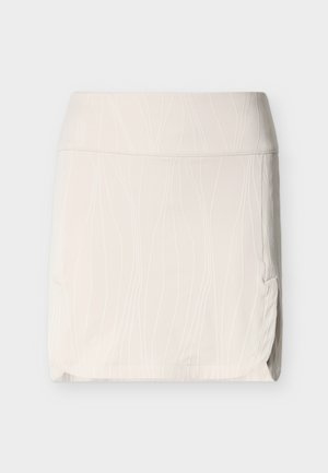 Valge seelik tekstuurse disainiga, millel on peened vertikaalsed triibud. Sile kangas kerge läikega ja külgmise lõhikuga liikumismugavuse tagamiseks.