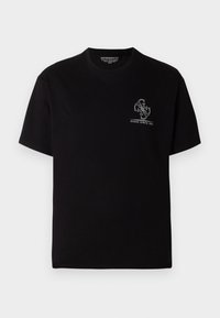 Czarny bawełniany T-shirt z krótkim rękawem, z białym wzorem logo na górnej lewej części przodu oraz okrągłym dekoltem.