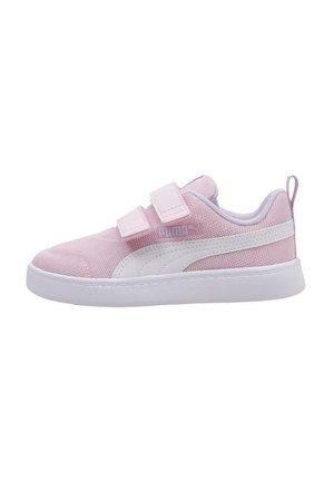 Baskets Puma avec une tige en maille rose, des accents blancs et des sangles Velcro réglables. Semelle légère avec un bout arrondi et une boucle à l'arrière.
