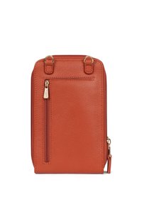 Pochette verticale in pelle arancione con zip. Presenta una tasca frontale con zip, due manici superiori e una superficie testurizzata con dettagli di cucitura sottili.