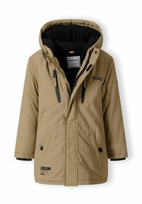 Parka beige imbottita con fodera in fleece nero, cappuccio, chiusura con zip frontale e due tasche laterali; presenta un marchio e un tessuto testurizzato.