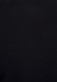 Tissu en maille côtelée noire avec un col rond, montrant la texture et de fines lignes verticales.