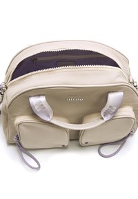 Beige synthetischer Taschen mit doppeltem Reißverschlussfach, lila Innenraum und zwei Fronttaschen. Verfügt über Stoffgriffe und dezente Markenkennzeichnung.