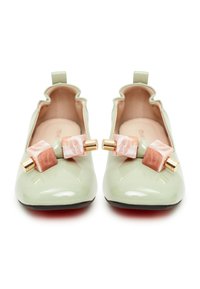 Mintgroene gepatineerde leren balletschoenen met een gekartelde rand, met twee decoratieve harsblokjes met gouden accenten op de neus.