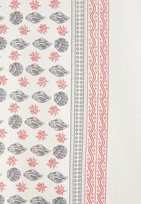 Textilien mit blauen Muschel- und Korallenmustern auf weißem Hintergrund, mit roten Akzenten und dekorativen Rahmen in verschiedenen Linienstilen.