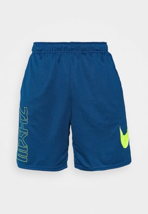 Marinblå idrottsshorts med elastisk midja, med neongröna logotyp- och textdetaljer på vänster sida. Slätt, lättviktsmaterial.