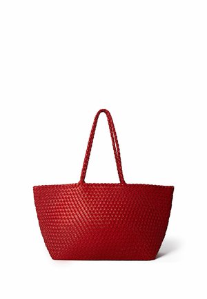 Grote rode geweven draagtas met twee lange handvatten, rechthoekige vorm die naar de bovenkant toe breder wordt, tegen een witte achtergrond.