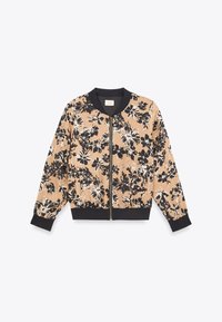 Chaqueta bomber floral en beige con patrones florales en negro y blanco, cierre frontal, puños y dobladillo de canalé negros, material ligero.