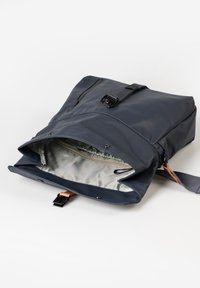 Navyblauer Rucksack aus strapazierfähigem Stoff; ausgestattet mit einem Reißverschlussverschluss, einer Innentasche und verstellbarem Schultergurt. Hell gefüttertes Innenfutter.