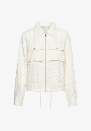 Witte cropped jas gemaakt van gestructureerde stof met twee borstzakken, zilverkleurige hardware en een ritssluiting aan de voorkant met trekkoord aan de zoom.