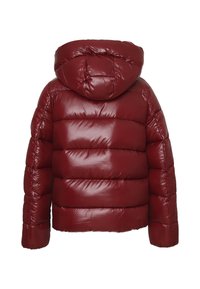 Giubbotto imbottito borgogna con cappuccio, caratterizzato da sezioni a quadri distintivi, una texture lucida e una vestibilità rilassata con volume.