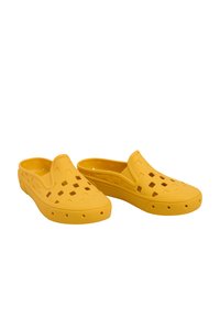 Vans MTE SLIP-ON MULE TRK - Badesandaler - golden glow