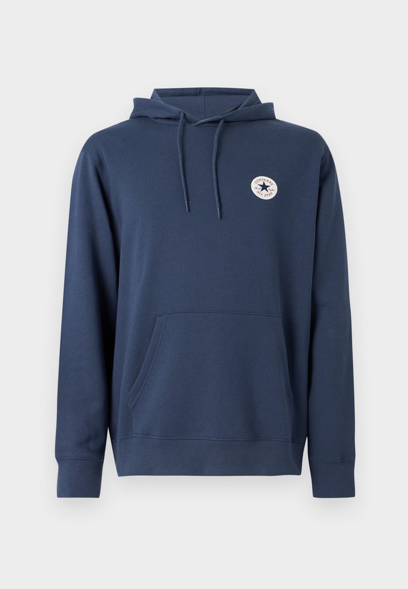 Marineblå hættetrøje lavet af blødt stof med en forlomme og en cirkulær logo på venstre bryst. Snøretræk ved hætten.