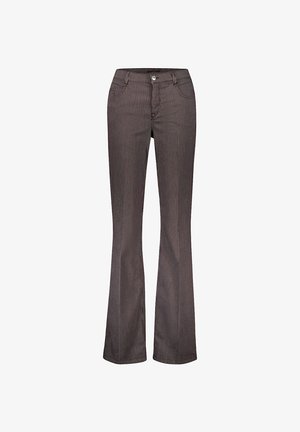 Dunkelbraune Schlaghose mit dünnen vertikalen weißen Streifen, vordere Knopfleiste, Gürtelschlaufen und vorderen Taschen vor weißem Hintergrund.