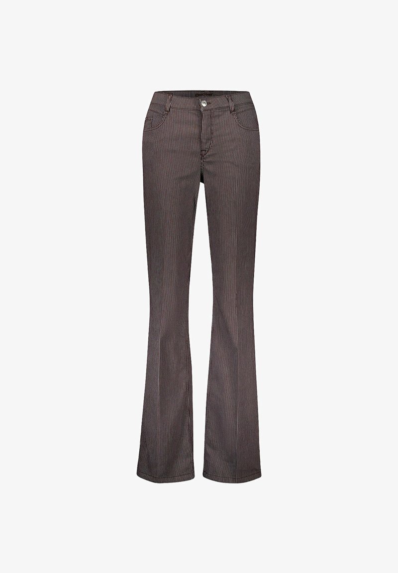 Donkerbruine uitlopende broek met dunne verticale witte strepen, voorste knoop, riemlussen en voorzakken tegen een witte achtergrond.