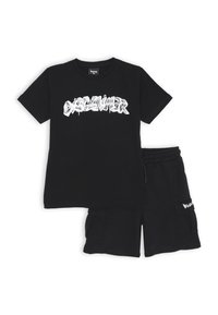 T-shirt nera in cotone a maniche corte con stampa "DISCLAIMER" in stile graffiti argento, abbinata a pantaloni corti neri con tasche laterali.
