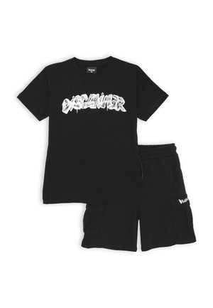 T-shirt nera in cotone a maniche corte con stampa "DISCLAIMER" in stile graffiti argento, abbinata a pantaloni corti neri con tasche laterali.