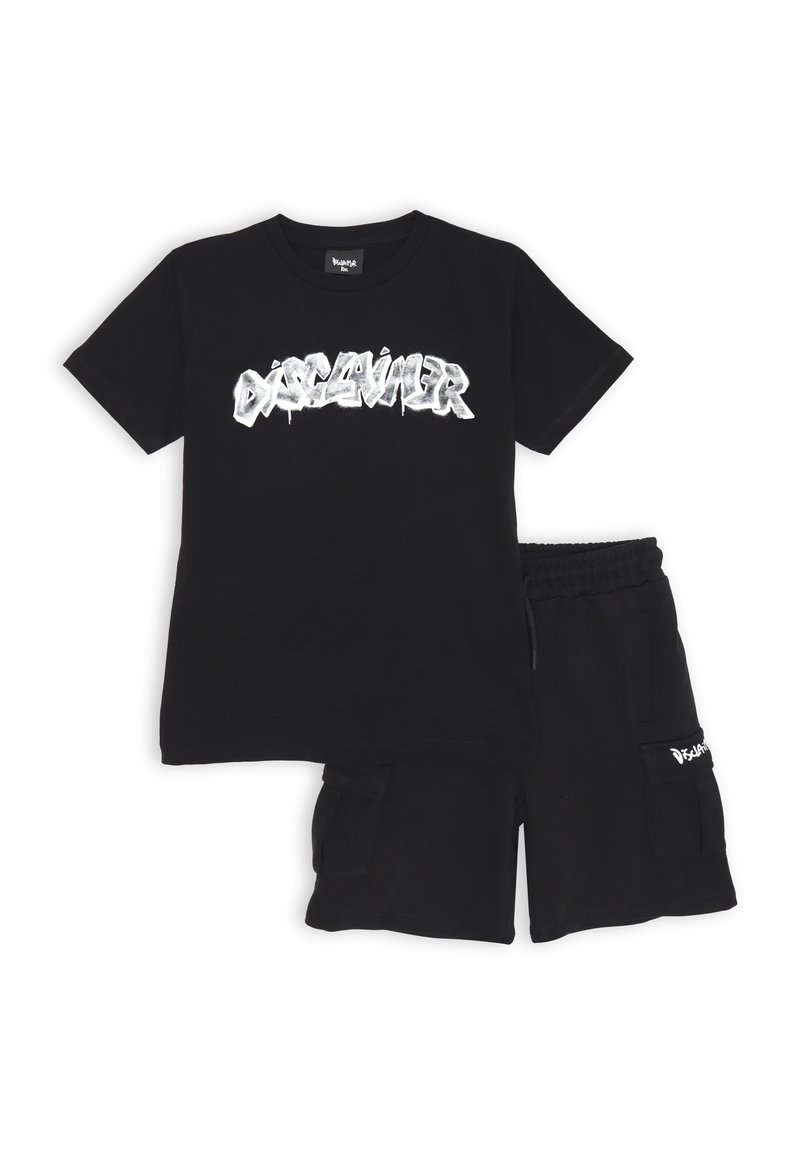 T-shirt nera in cotone a maniche corte con stampa "DISCLAIMER" in stile graffiti argento, abbinata a pantaloni corti neri con tasche laterali.
