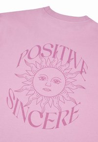 OH APRIL POSITIVE - Apdrukāts T-krekls - bright lilac