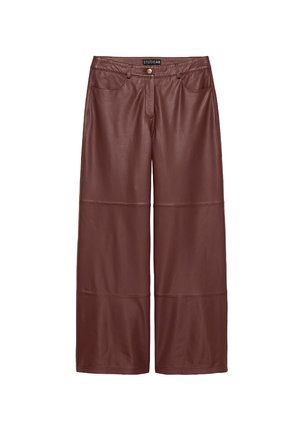 Pantaloni marroni a gamba larga realizzati in pelle con una texture liscia. Caratterizzati da due tasche frontali e una chiusura con bottone in vita.