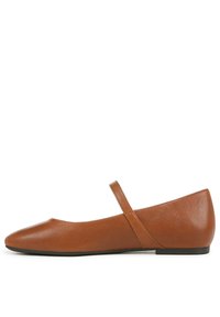 Ballerines en cuir marron avec un orteil arrondi, une sangle fine sur le coup de pied et une semelle en caoutchouc plate. Présentent une texture lisse et un design minimaliste.