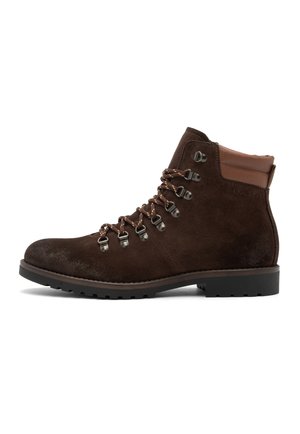 Bota de senderismo de ante marrón con ojales de metal, cuello acolchado de cuero, punta redonda y suela de goma resistente, mostrada en perfil lateral derecho.