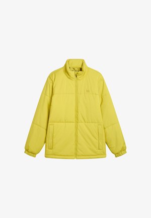 Giacca a vento gialla con colletto alto, zip frontale, polsini elasticizzati e tasche laterali; presenta un design trapuntato per l'isolamento.