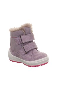Fialová semišová kotníková bota s kožíškem, se dvěma suchými zipy a růžovou gumovou podrážkou. Má texturovaný design pro lepší přilnavost a podporu.