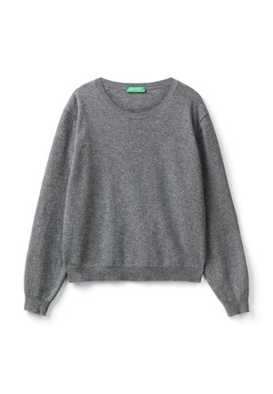 Grijze trui met lange mouwen en een ronde hals, met geribbelde manchetten en zoom, plat gelegd op een witte achtergrond.